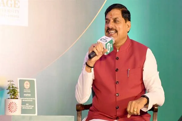 होटल के संवाद मंच पर मुख्यमंत्री बोल रहे हैं, पीछे कार्यक्रम का बैनर