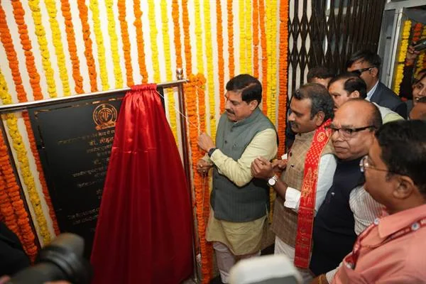 मंच पर अतिथि आकाशवाणी उज्जैन के लोकार्पण पर बैठे हैं